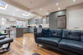 3 Bedroom Home in Melksham, Sleeps 6, Parking